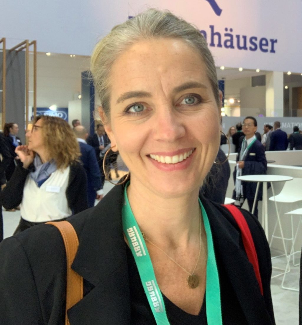 Det er ikke dumt å bruke plast i materialer. Men feil plast brukt på feil produkter er en uting, sier daglig leder Kathrine Lindholm i Minoko Design