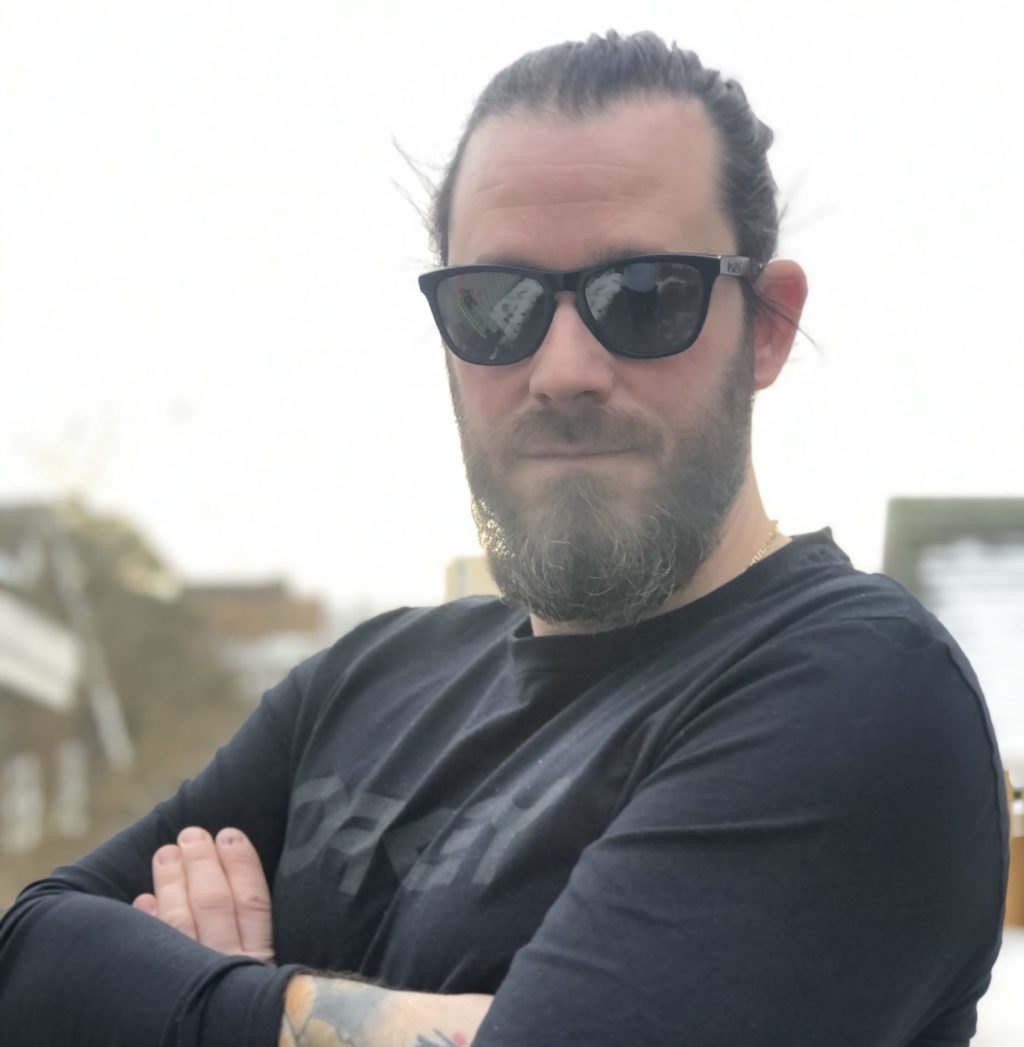 Portrett_Baugh_forside BRILLEFIN: Med fortid i Oakley har Stian flere hundre solbriller sortert i skuffer, her og der. Som voksenlærling i Elman fikk han muligheten til en sikker jobb i et framoverlent firma – som har masse oppdrag og skriker etter nye elektrikere.