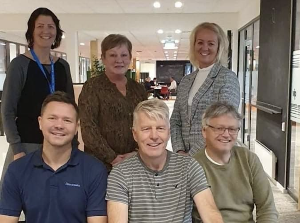 Årets programkomité: Nederst fra venstre: Lars Petter Sjøvold daglig leder Byggmestran og styringsgruppeleder i Industrinavet i Trøndelag, Per Anders Folladal daglig leder Proneo, Håkon Okkenhaug, næringssjef Levanger kommune. Øverst fra venstre: Ingunn Figenschou Eggen, senior bedriftsrådgiver Sparebank1 SMN, Tove Strand Trana, kommunikasjonssjef Aker Solutions og Ingrid Dahl Furunes, daglig leder i Verdal Næringsforum. (Morten Hynne, daglig leder i Grande Entreprenør var ikke til stede da bildet ble tatt.)