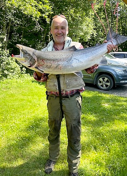 Gla-laks_Midttun STORFANGST: En 13 kilo stor laks tatt i Nidelva, gjør noe med humøret til Trøndelags nye fylkesdirektør.