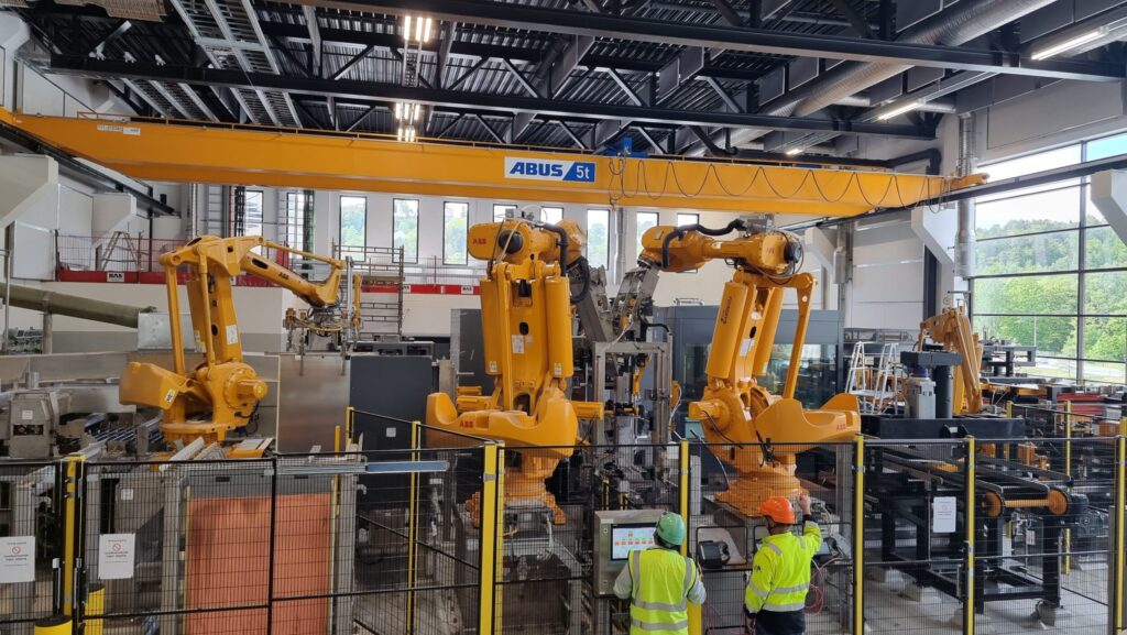 bilde - Glencore IIII Her fra strippeanlegget i den nye kobberfabrikken. Stripping er å ta av produsert kobber fra «morplatene» hvor kobber felles ut og danner plater etter hvert. Anlegget er automatisert. Foto: Glencore