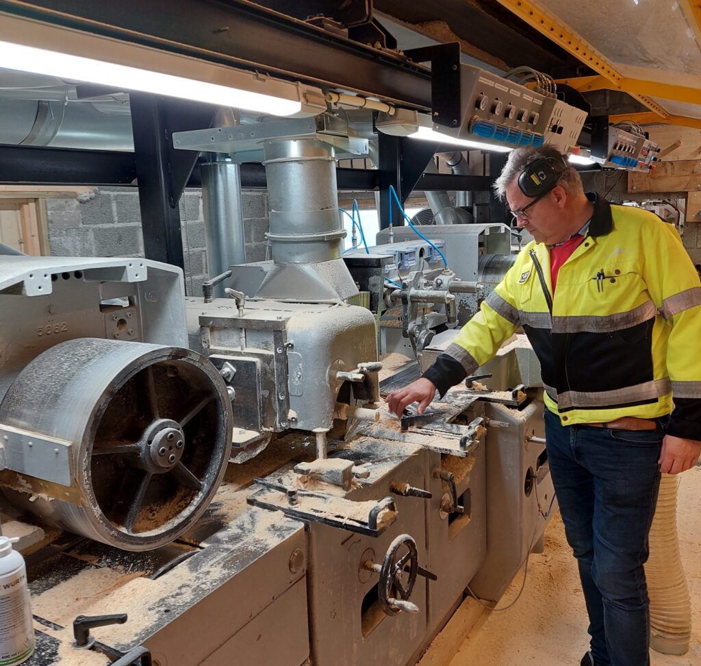Bilde - stokk til stender 02 Jon Arne Kjesbu er fabrikksjef ved hovedbasen i Steinkjer. Her ved bedriftens hjerte, høvelen. Foto: Odd Arnfinn Pedersen