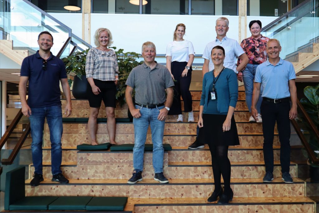 F.v. Lars Petter Sjøvold, Ingrid Dahl Furunes, Per Anders Folladal, Amanda Sotberg, Ingunn Figenschou Eggen, Tore Svartås, Tove Strand Trana, Harald Morten Steen. (Ikke tilstede: Håkon Okkenhaug)