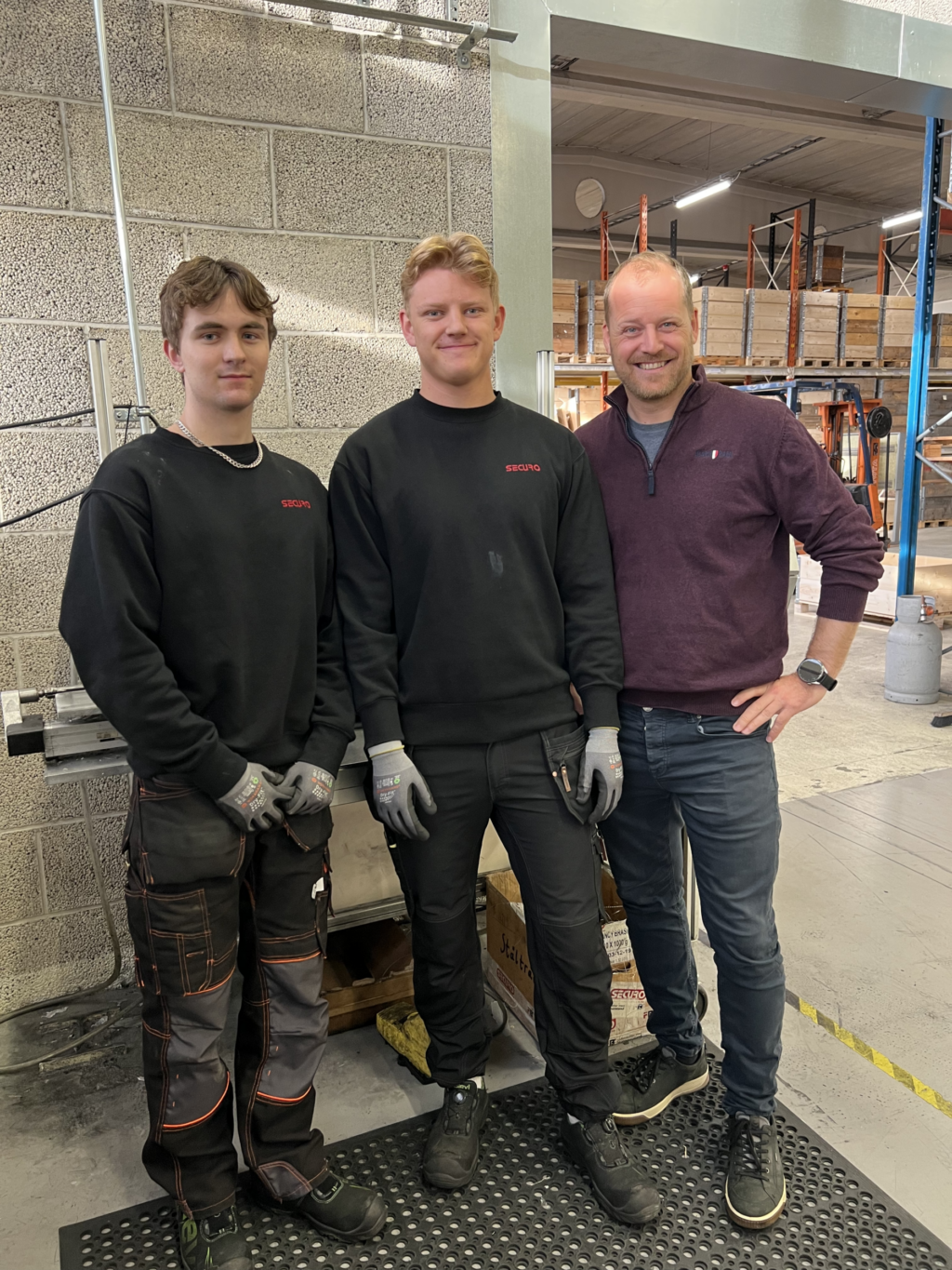 Ola Nessemo Sandnes (19) og Mathias Resve (19) har jobbet i Securo siden de var i femtenårsalderen, og var også innom Møteplassen da de gikk i tiende klasse. De har ikke foreløpig lagt noen endelig plan for voksenlivet, men trives godt i Securo. 
– Det har vært fint å jobbe her utenfor skoletid. Vi trives veldig godt, så får vi se hva det blir til framover, sier de to guttene. Her er de sammen med daglig leder Frode Resve. Foto: Odd Arnfinn Pedersen